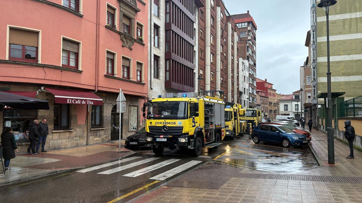 Bomberos ante el edificio donde se produjo el incendio.