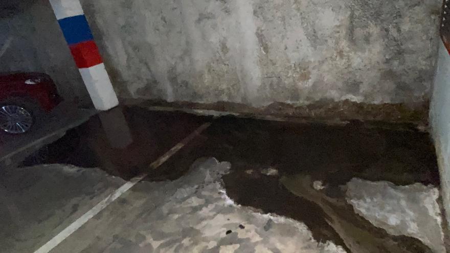 El PSOE de Badajoz alerta sobre una fuga de aguas fecales en el parking de Santa María