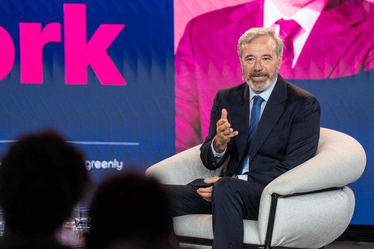 El presidente del Gobierno de Aragón, Jorge Azcón, y Albert Sáez, director de Contenidos de Prensa Ibérica, participan en un encuentro del ciclo Afterwork celebrado en Barcelona