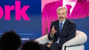El presidente del Gobierno de Aragón, Jorge Azcón, y Albert Sáez, director de Contenidos de Prensa Ibérica, participan en un encuentro del ciclo Afterwork celebrado en Barcelona