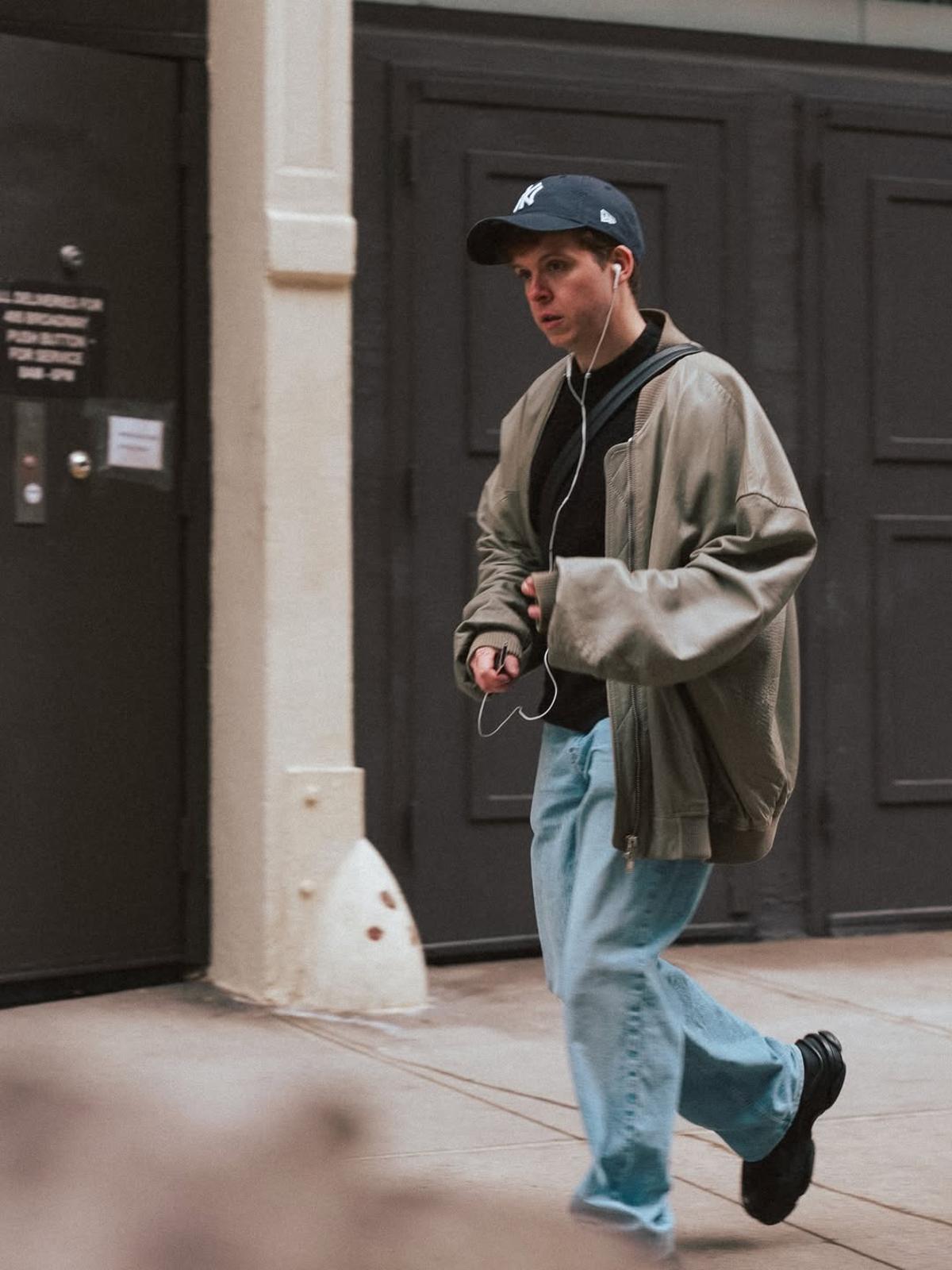 El creador de contenido tecnológico, Victor Abarca, paseando con su iPod por las calles de Nueva York.