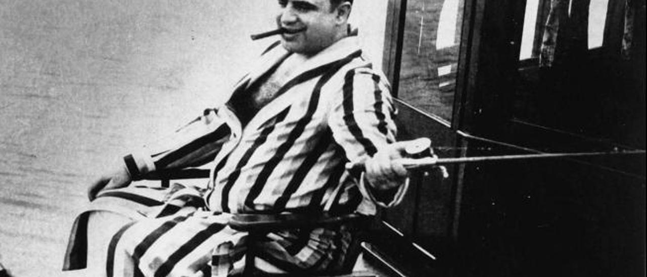 Al Capone, en pijama, pescando en su yate, en Palm Island.