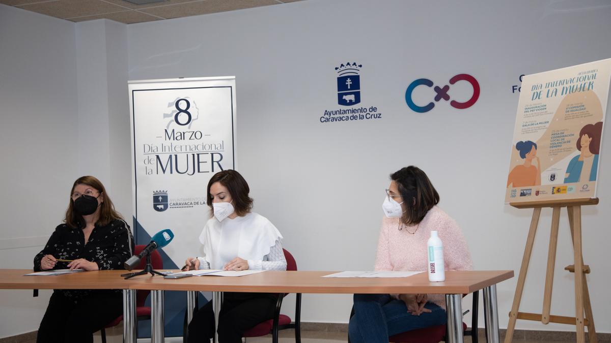 La edil caravaqueña, Mónica Sánchez, presentando a las premiadas