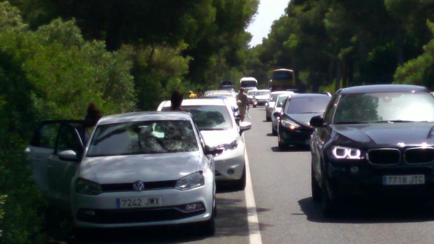 Vehículos estacionados en el tramo peligroso de la carretera