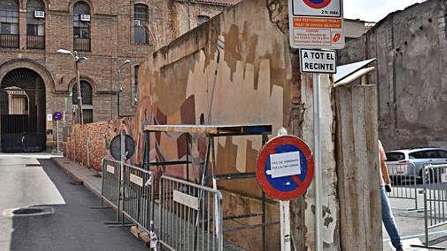 El mur a l&#039;aparcament del carrer de la Dama a punt per a les obres