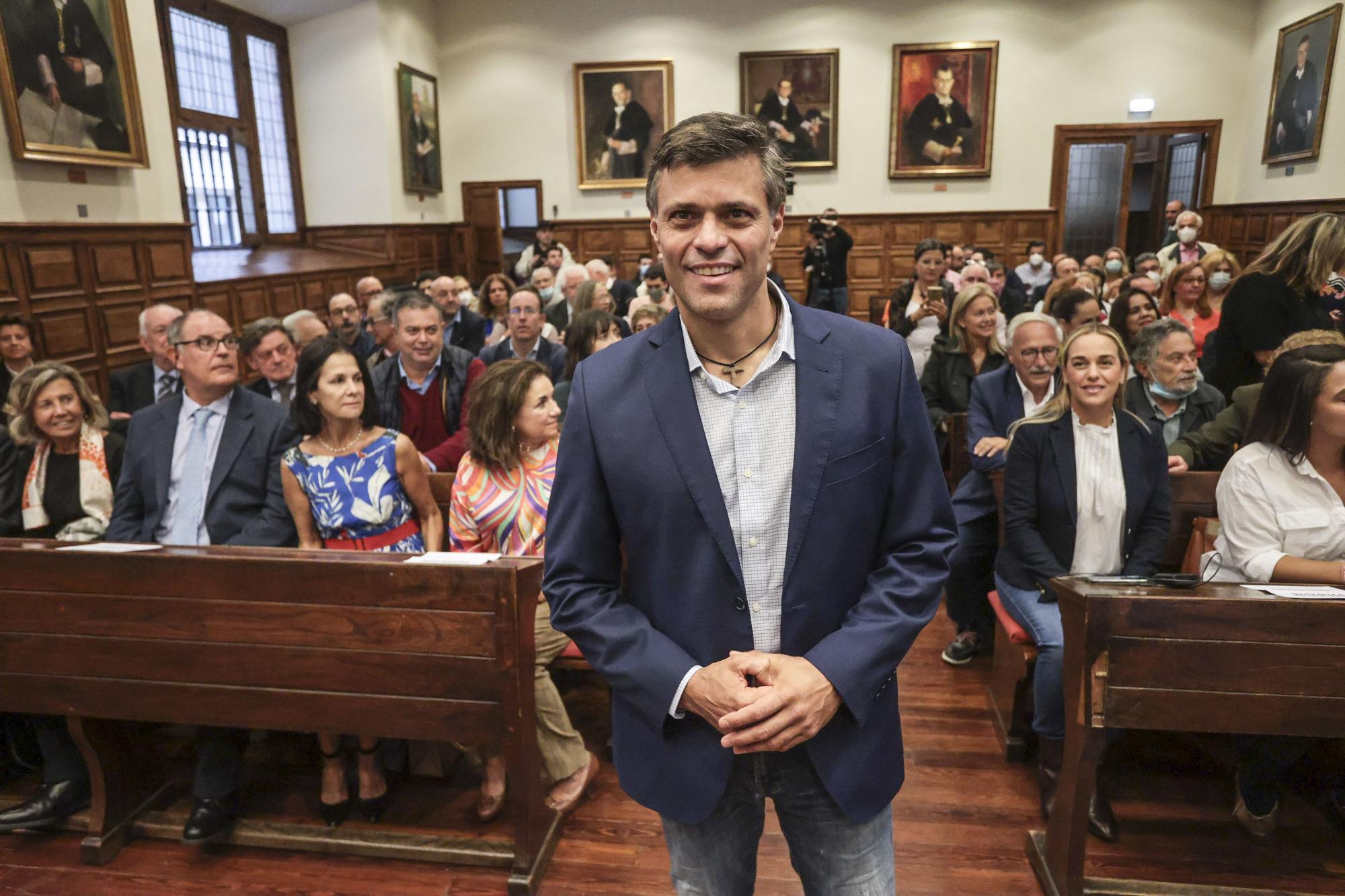 Leopoldo López, ayer, en el Aula Magna, con el público asistente detrás