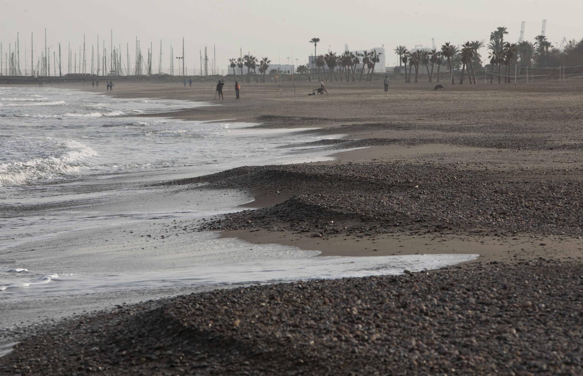 La playa de Canet d'En Berenguer con más piedras que nunca.