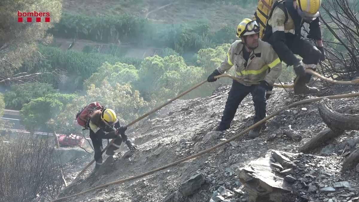 Los bomberos trabajan en el incendio de Capellades (Anoia)