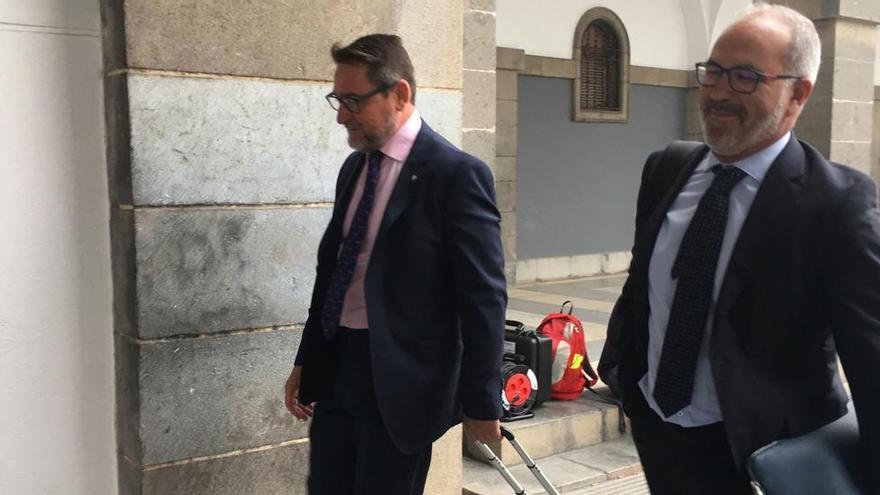 El exjuez Salvador Alba con el abogado Pedro Ayala a su llegada a la Audiencia Provincial de Las Palmas por el juicio en su contra.