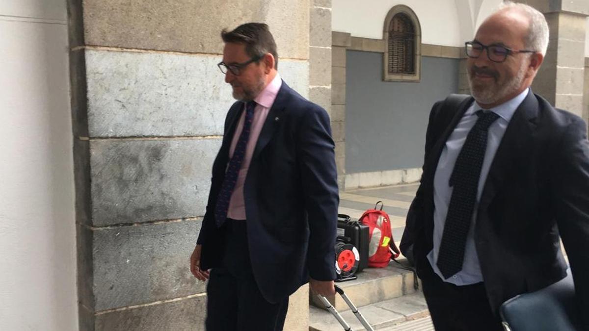 El exjuez Salvador Alba con el abogado Pedro Ayala a su llegada a la Audiencia Provincial de Las Palmas por el juicio en su contra.