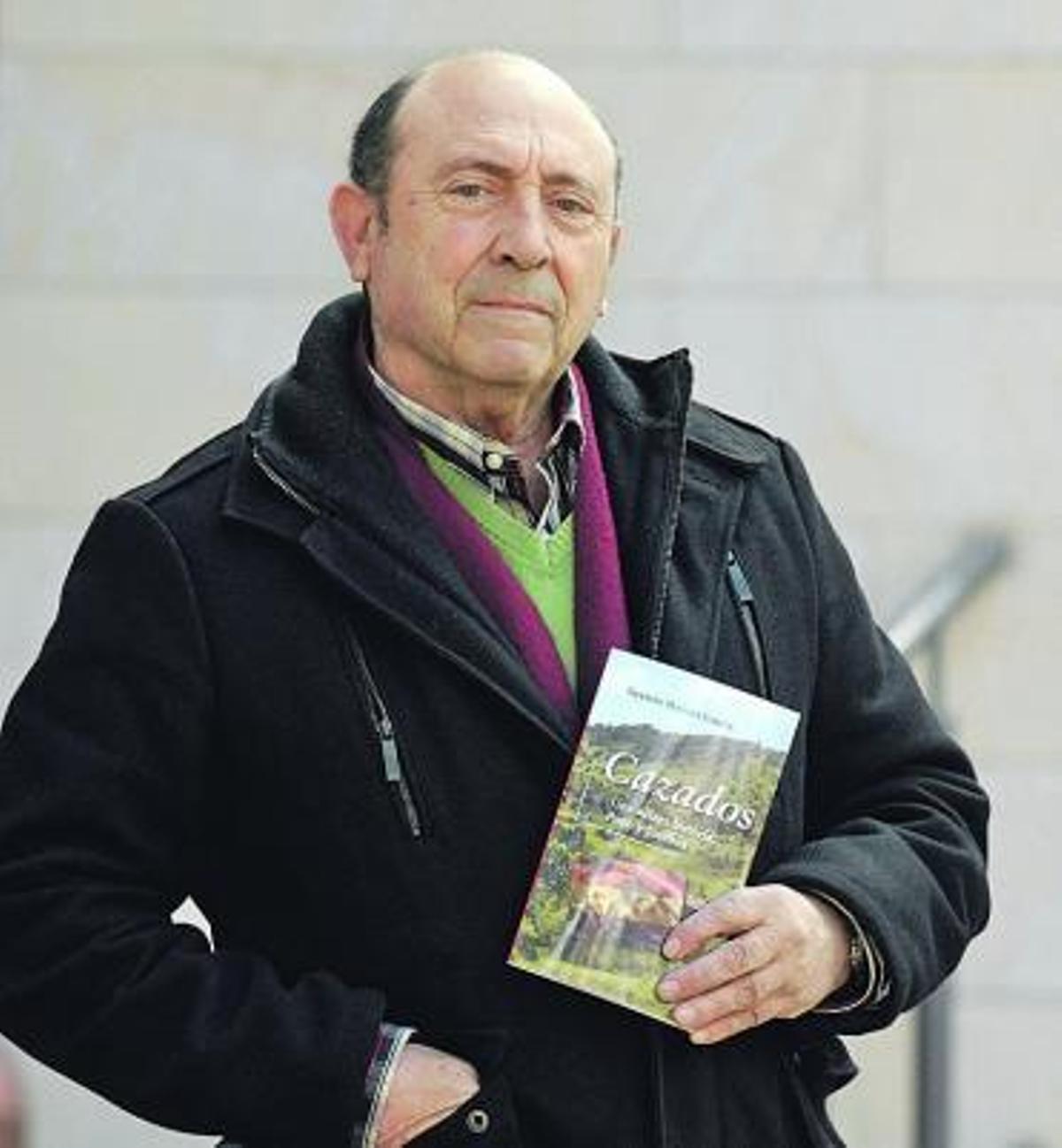 Germán Mayora, con su libro «Cazados», en Pola de Lena.