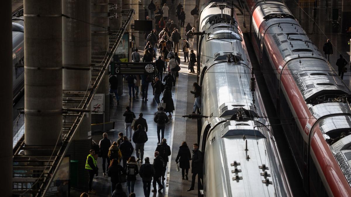 Varias personas bajan de un tren de la estación de Atocha-Almudena Grandes.