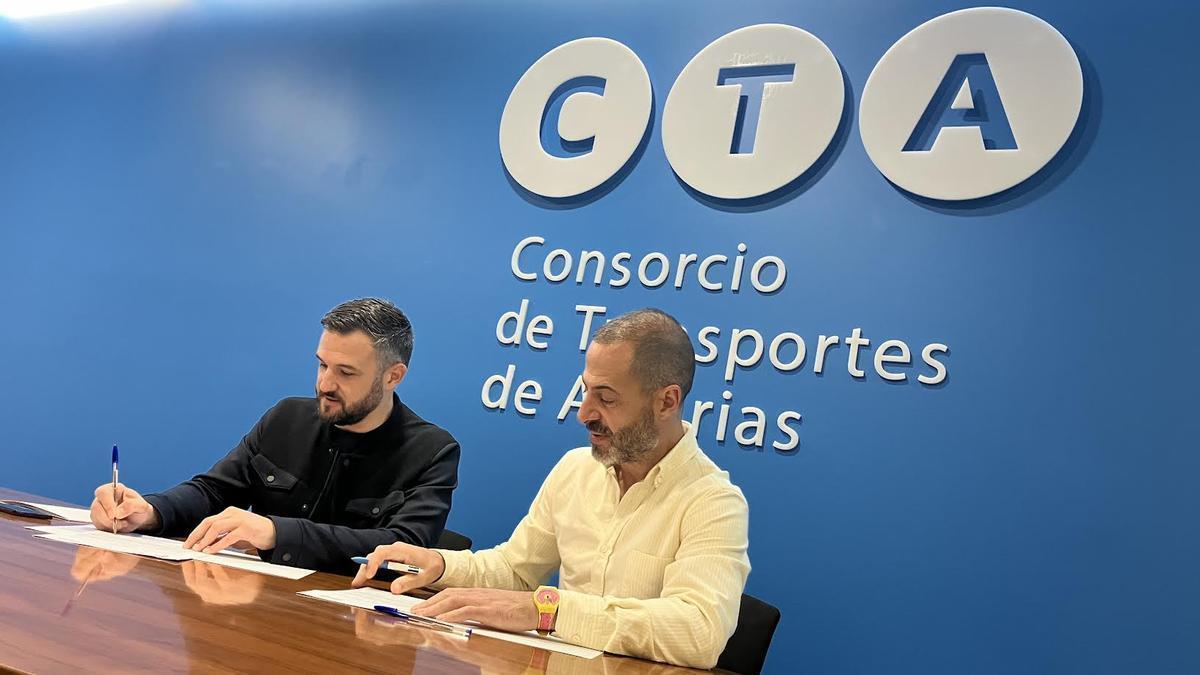 La firma del convenio entre Jorge García y Ángel García.