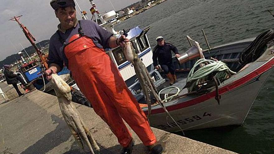 Un pescador muestra su captura. / j. l. oubiña