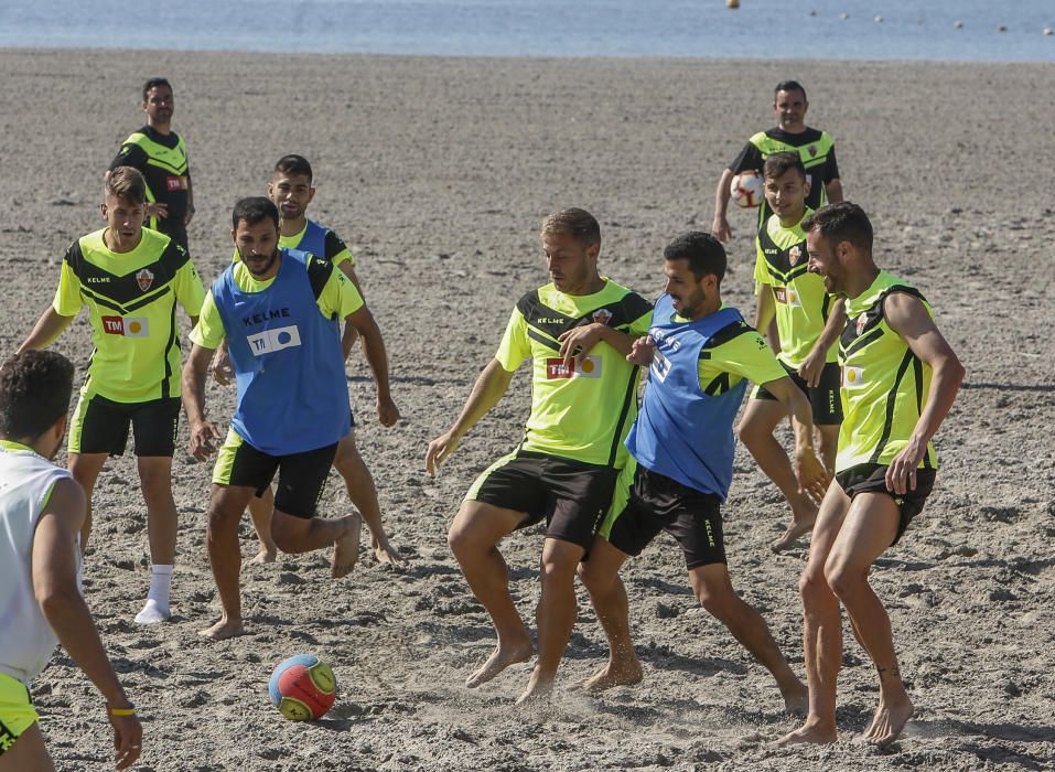 El equipo ha llevado a cabo una distendida sesión de trabajo a la orilla del mar con la única ausencia de Manuel Sánchez