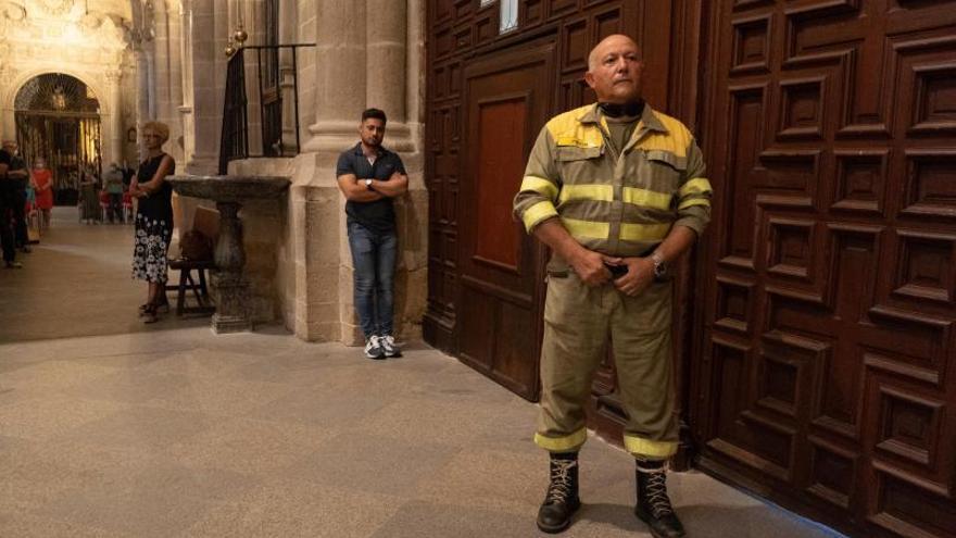 Un bombero forestal, ayer en la Catedral. | José Luis Fernández