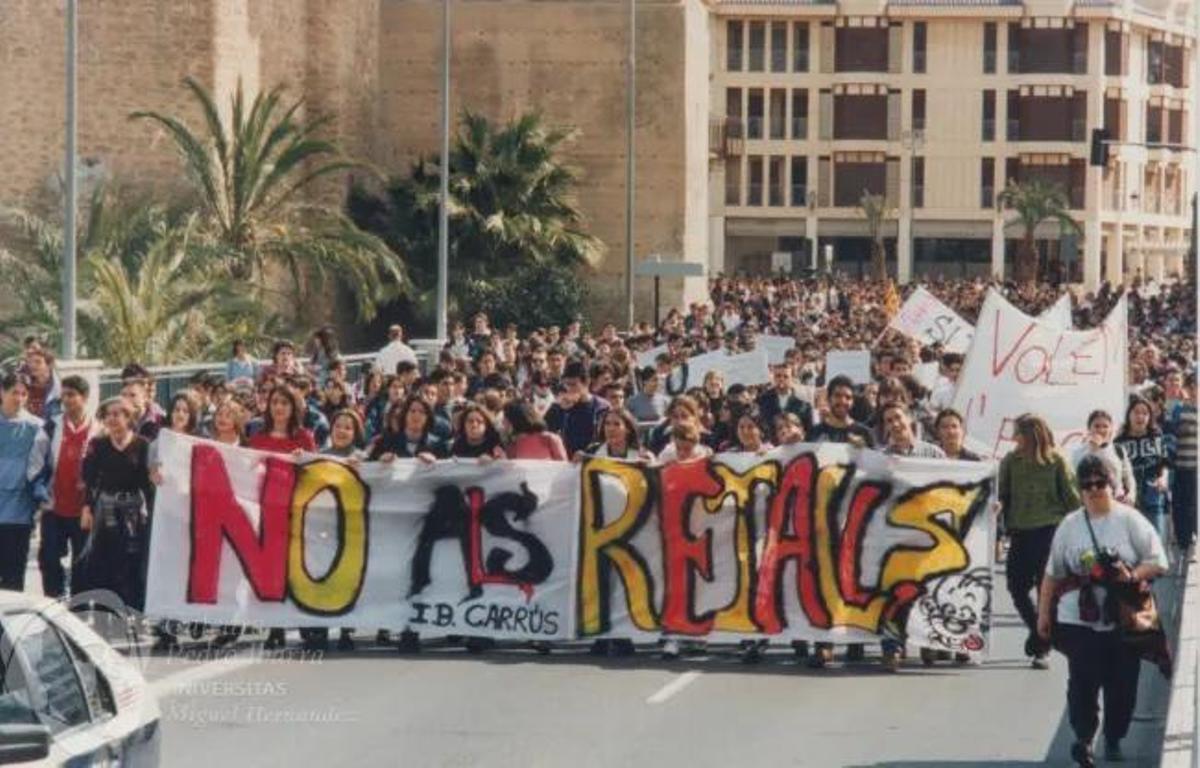 Manifestación del instituto en 1996 por recortes en la educación.