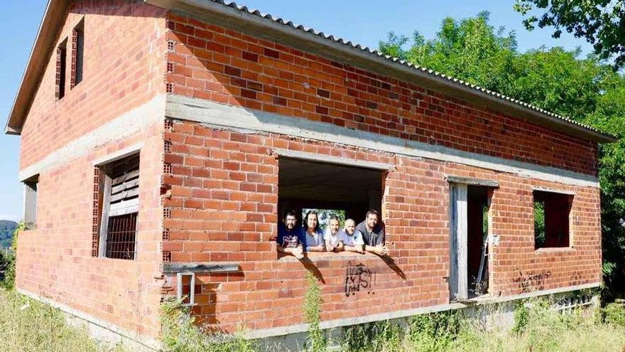 Vecinos y el concejal de Cultura, ayer, en el local sociocultural de Meixigo.