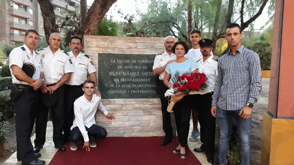 Homenaje a Blas Gámez de su familia y de sus compañeros en Torrent en el primer aniversario de su asesinato