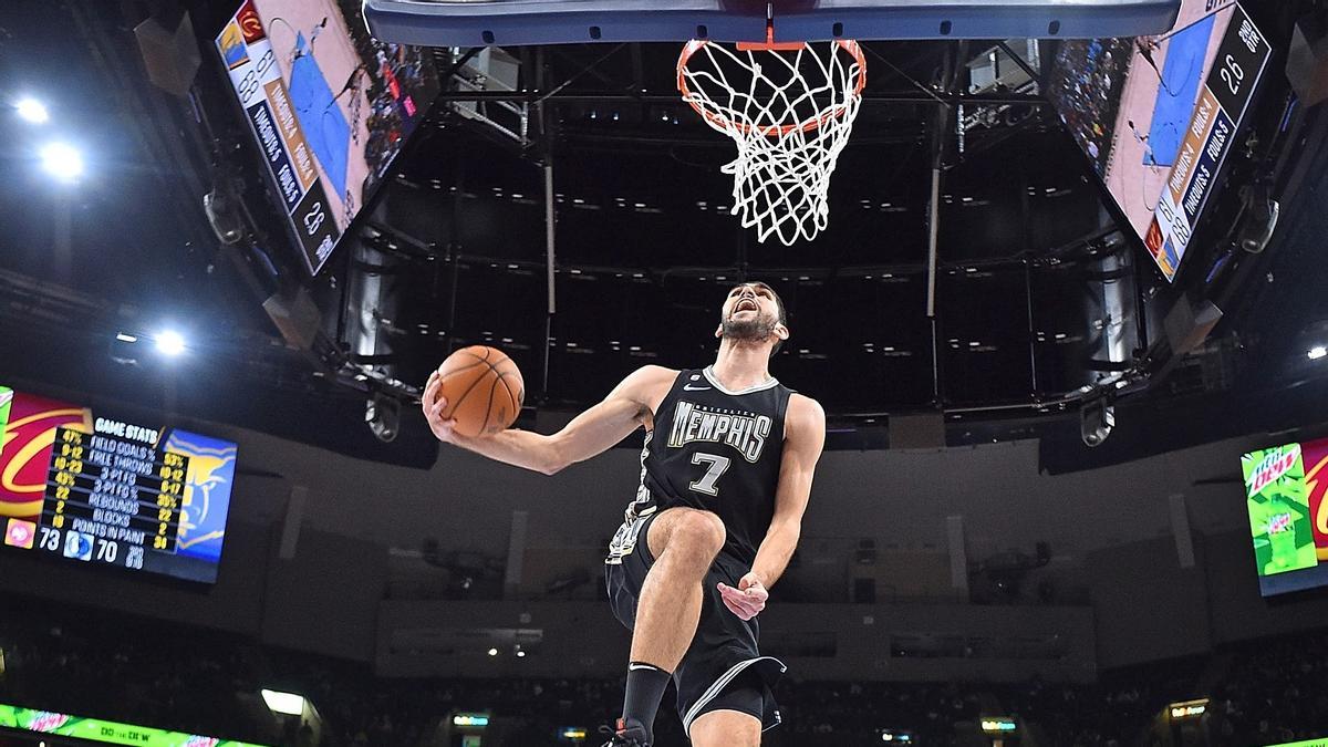 Santi Aldama, en el momento de realizar un mate tras pasarse el balón entre las piernas frente a los Cavaliers