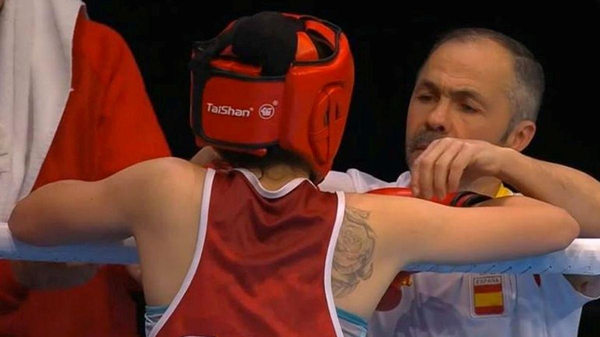 Rafa Lozano, de cara, atiende a un boxeador.