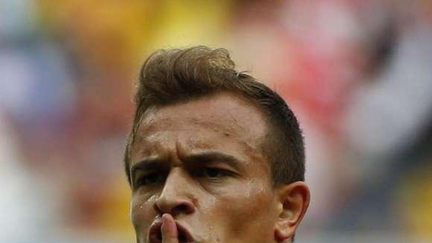 Shaqiri manda callar tras uno de sus goles.