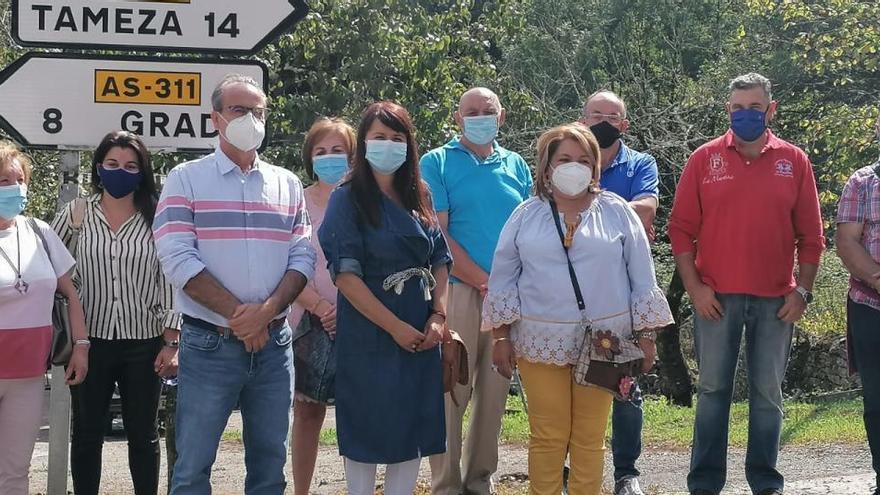 Laura Pérez Macho con concejales y afiliados de Grado y Las Regueras, miembros de la Agrupación de Comarca de la Mesa de Ciudadanos y vecinos de la Asociación Alfoz de Salceo, en la localidad de San Pedro (Grado).