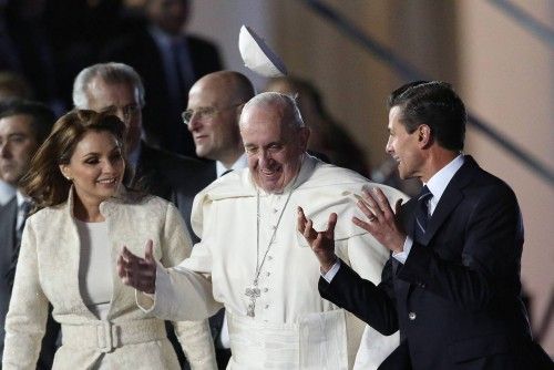 El Papa fue recibido en México por el presidente Peña Nieto y su esposa
