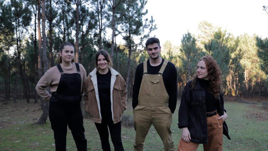 Os actores que representan ‘Reino da extinción’ este venres en Bertamiráns. Foto: AT