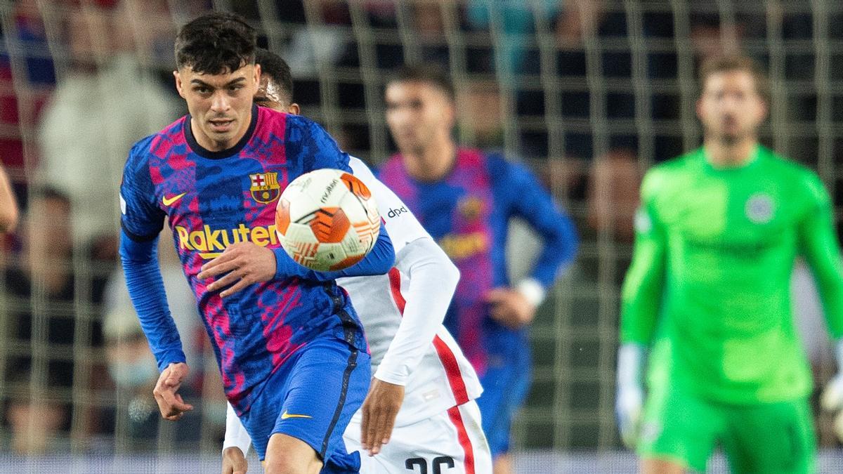 Pedri, en el partido de la Europa League contra el Eintracht de la pasada temporada donde sufrió una lesión muscular.