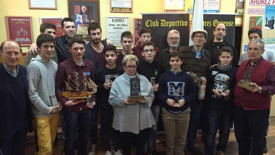 Foto de familia de los ganadores del torneo con las autoridades y organizadores. // Jesús Regal