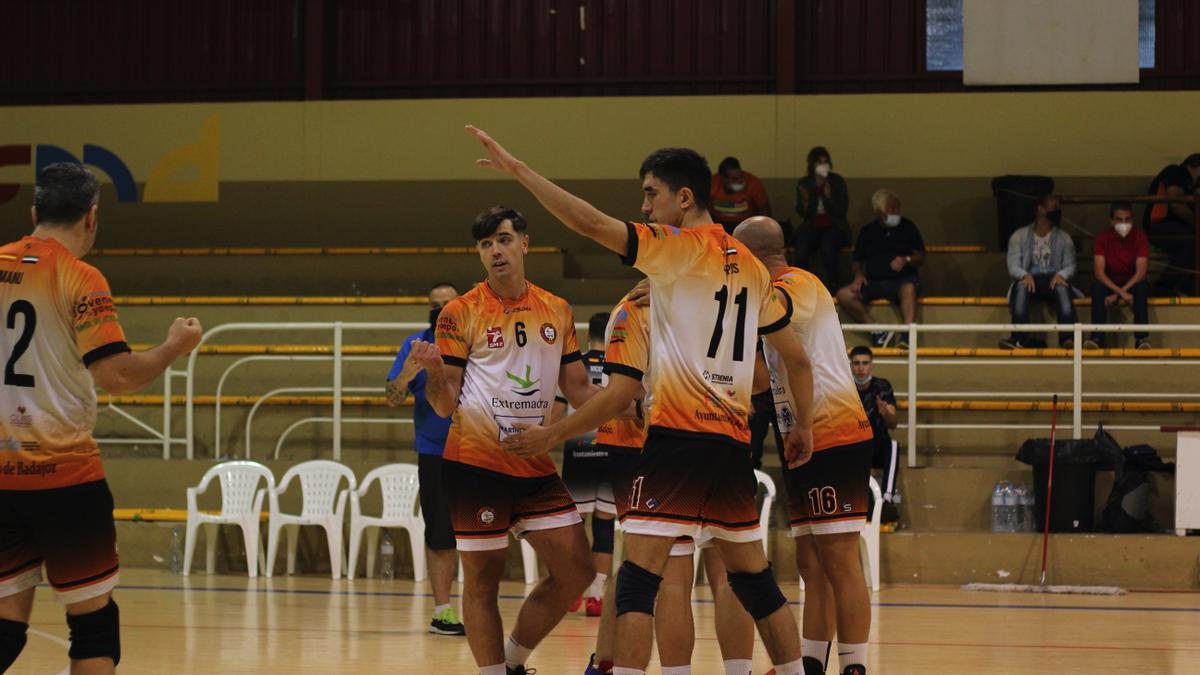 Jugadores del Badajoz CPV se felicitan tras ganar un punto.