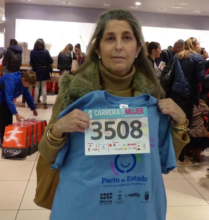 Recogida de dorsales en el Thader para la IV Carrera de la Mujer (Tarde)