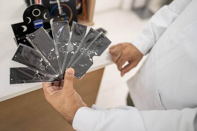 Dónde conseguir gratis en Barcelona las gafas homologadas para el eclipse solar de esta tarde