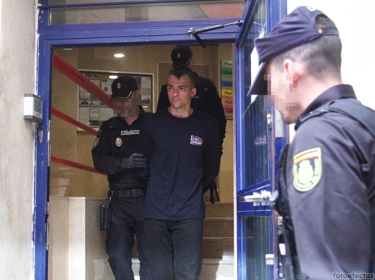 Agente de la Policía Nacional trasladan al detenido.