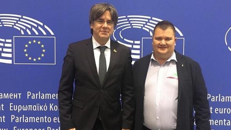 Antoni Massegú amb Carles Puigdemont al Parlament Europeu, el gener passat