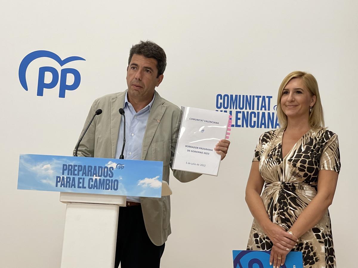 Mazón, junto a Salomé Pradas en una imagen de campaña en la que fue la coordinadora del programa electoral