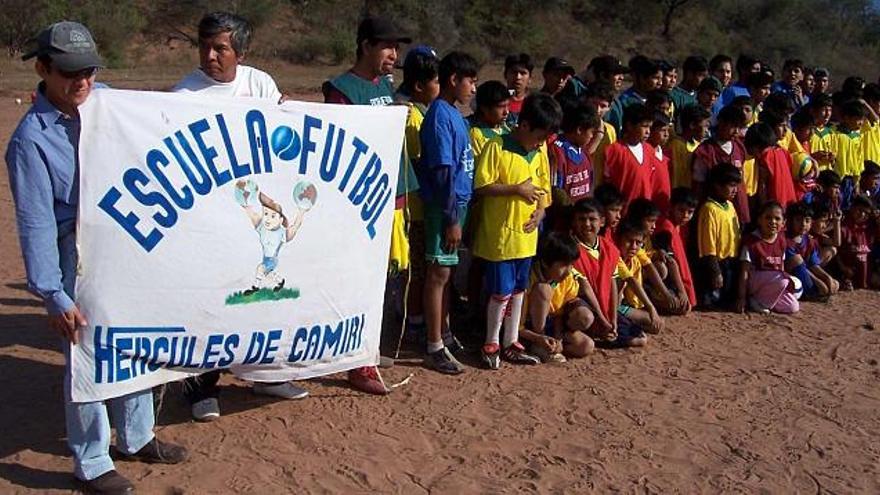 Miembros de la escuela boliviana Hércules de Camiri