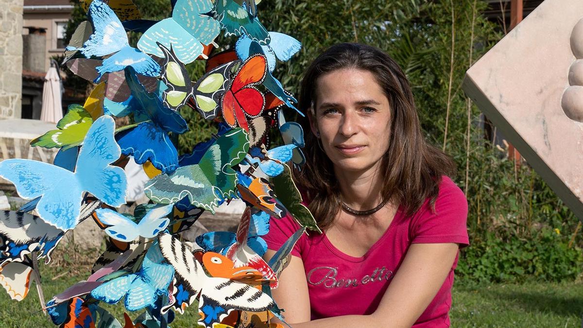 La escultora búlgara Liliya Pobornikova, afincada en Tomiño, con las mariposas de hierro y otra de sus creaciones.