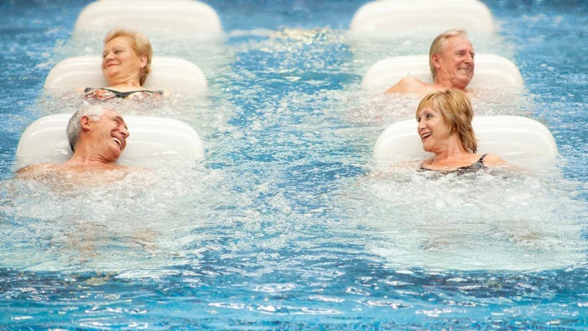 Varias personas disfrutan de una balneario.