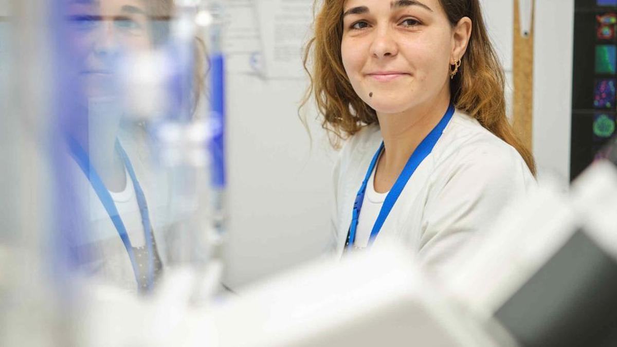 Sara Medina, investigadora predoctoral, en el laboratorio de la Unidad de Investigación del Hospital de La Candelaria.