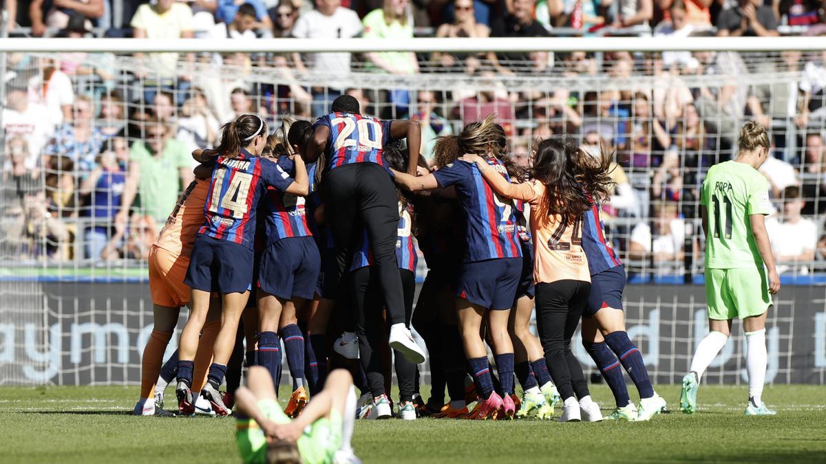 ¡Alexia Putellas levantó al cielo de Eindhoven la segunda Champions para el Barça!