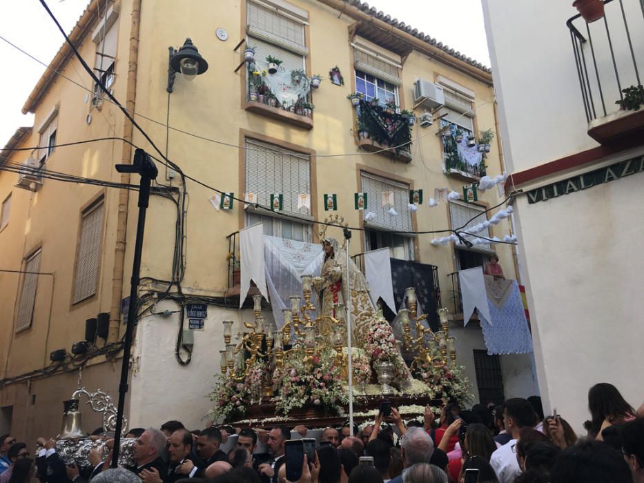 La cofradía del Rocío celebra estos días las vísperas de la solemnidad de Pentecostés y lo ha hecho este sábado con una procesión que ha comenzado a las 18.30 horas desde la casa hermandad