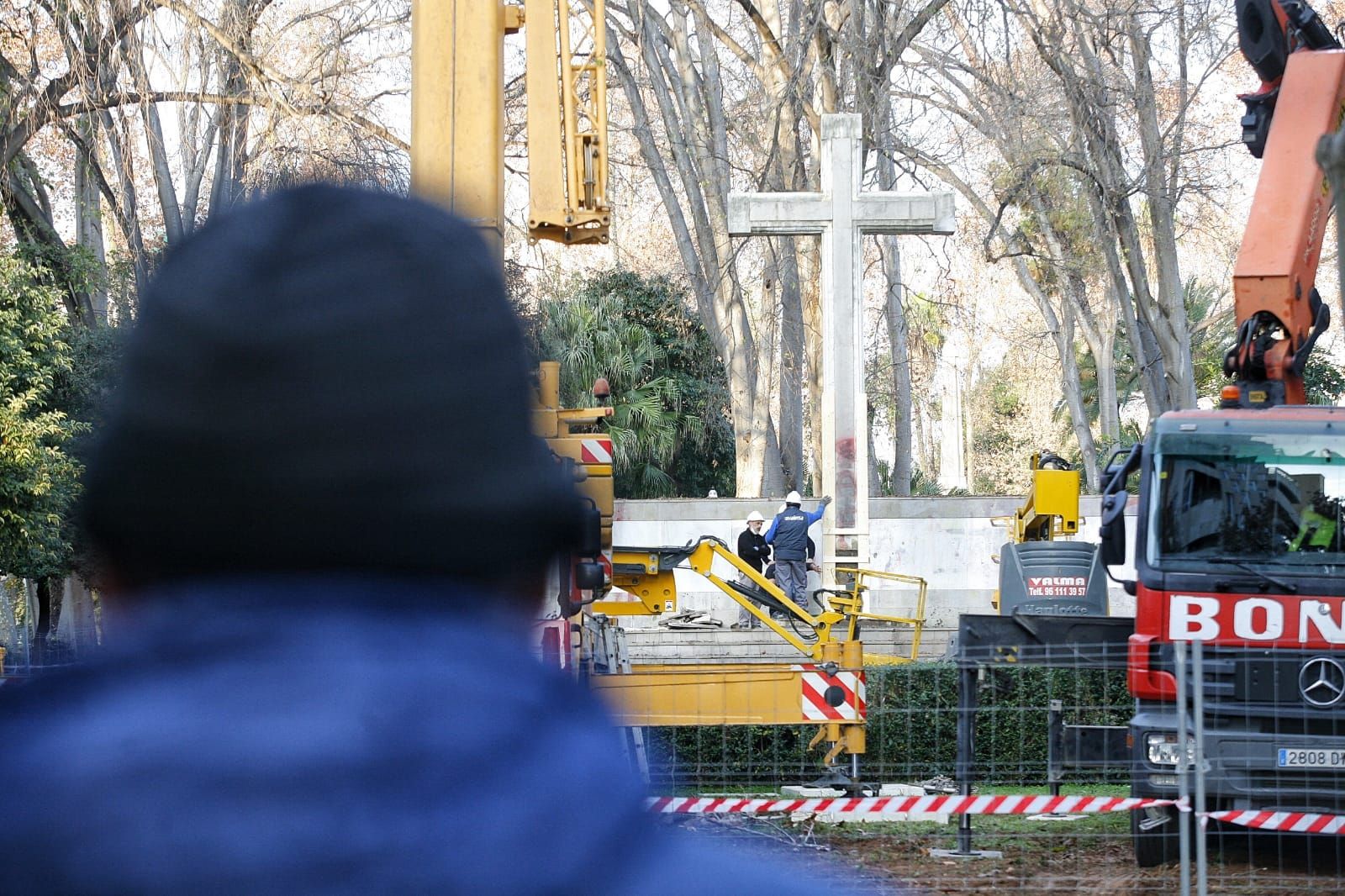 Todas las imágenes del 'Día D' la retirada de la cruz del Ribalta en Castelló