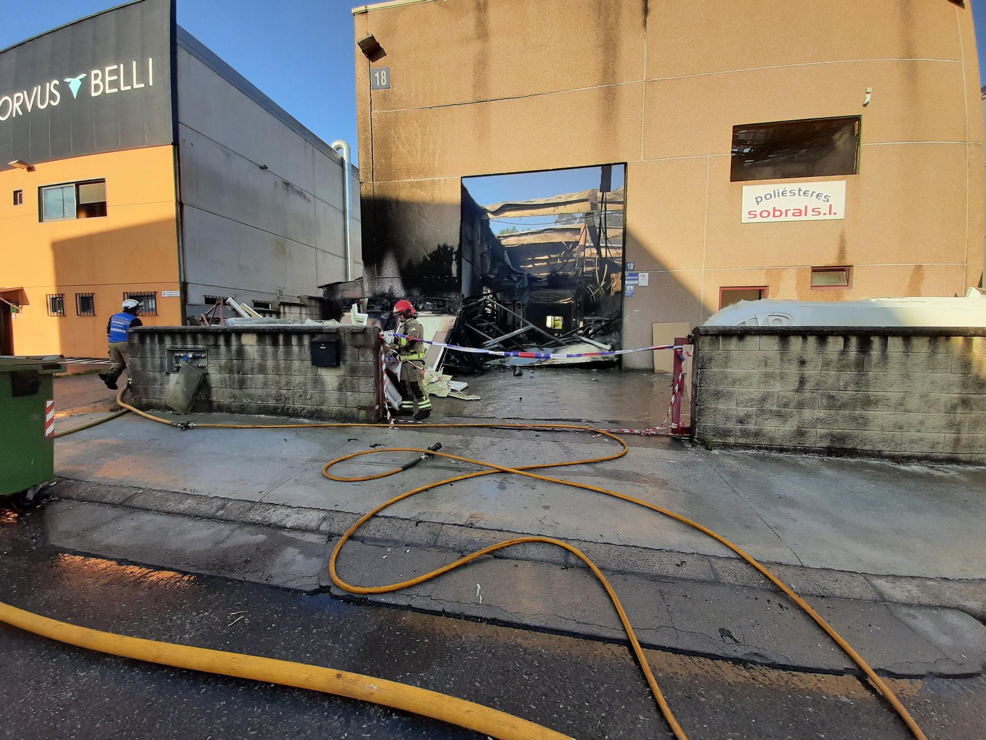 El incendio en una fábrica del polígono de Castiñeiras, en Bueu (II)