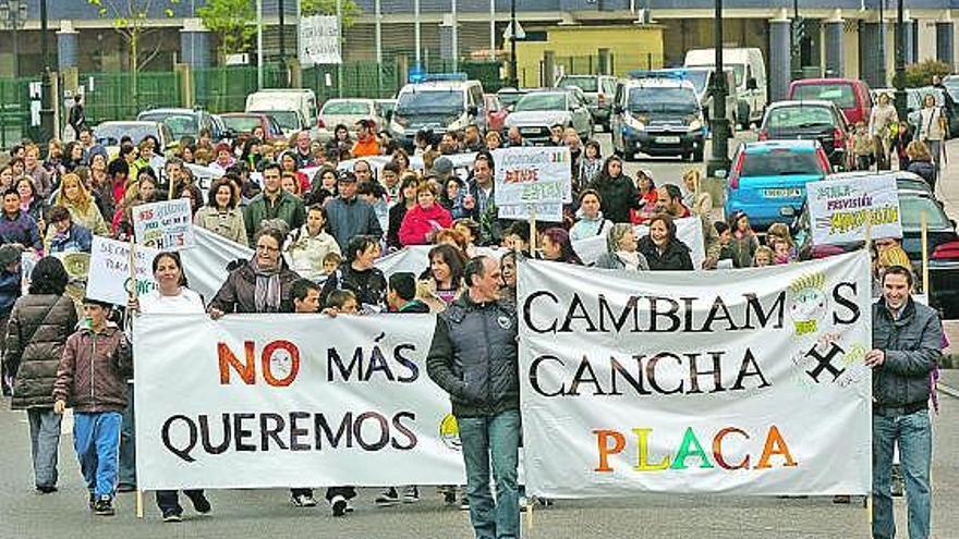 Protesta de los vecinos de La Corredoria, el pasado 12 de mayo, en demanda de mejoras para los colegios del barrio.