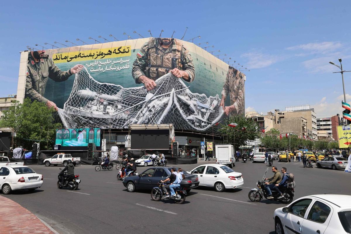 Un cartell en la plaça de la Revolució de Teheran amb la frase 'L'estret d'Ormuz roman tancat', aquest dimarts.