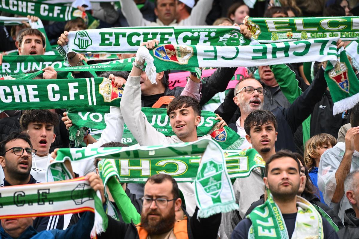 Aficionados del Elche entonan el 'Aromas Ilicitanos' antes de un partido, en el Martínez Valero.