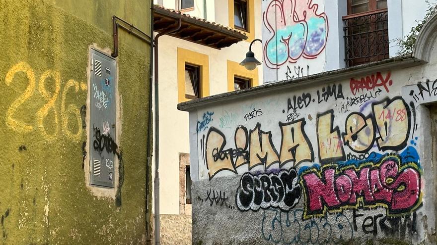 El PSOE de Llanes propone un plan de limpieza y concienciación para combatir las pintadas de fachadas y espacios públicos