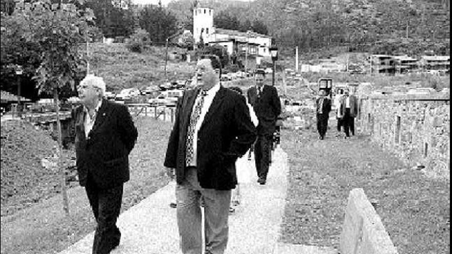 Álvarez Areces, junto al alcalde de Candamo, ayer, durante su visita al municipio.